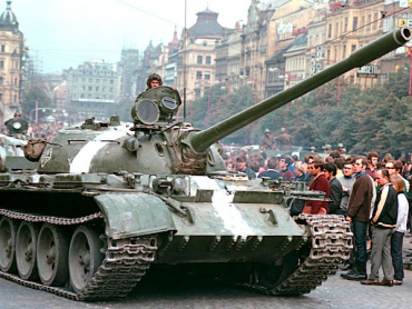 Sovětské tanky na Václavském náměstí v Praze během srpnové invaze armád Varšavské smlouvy do ČSSR roku 1968. Foto ČTK.